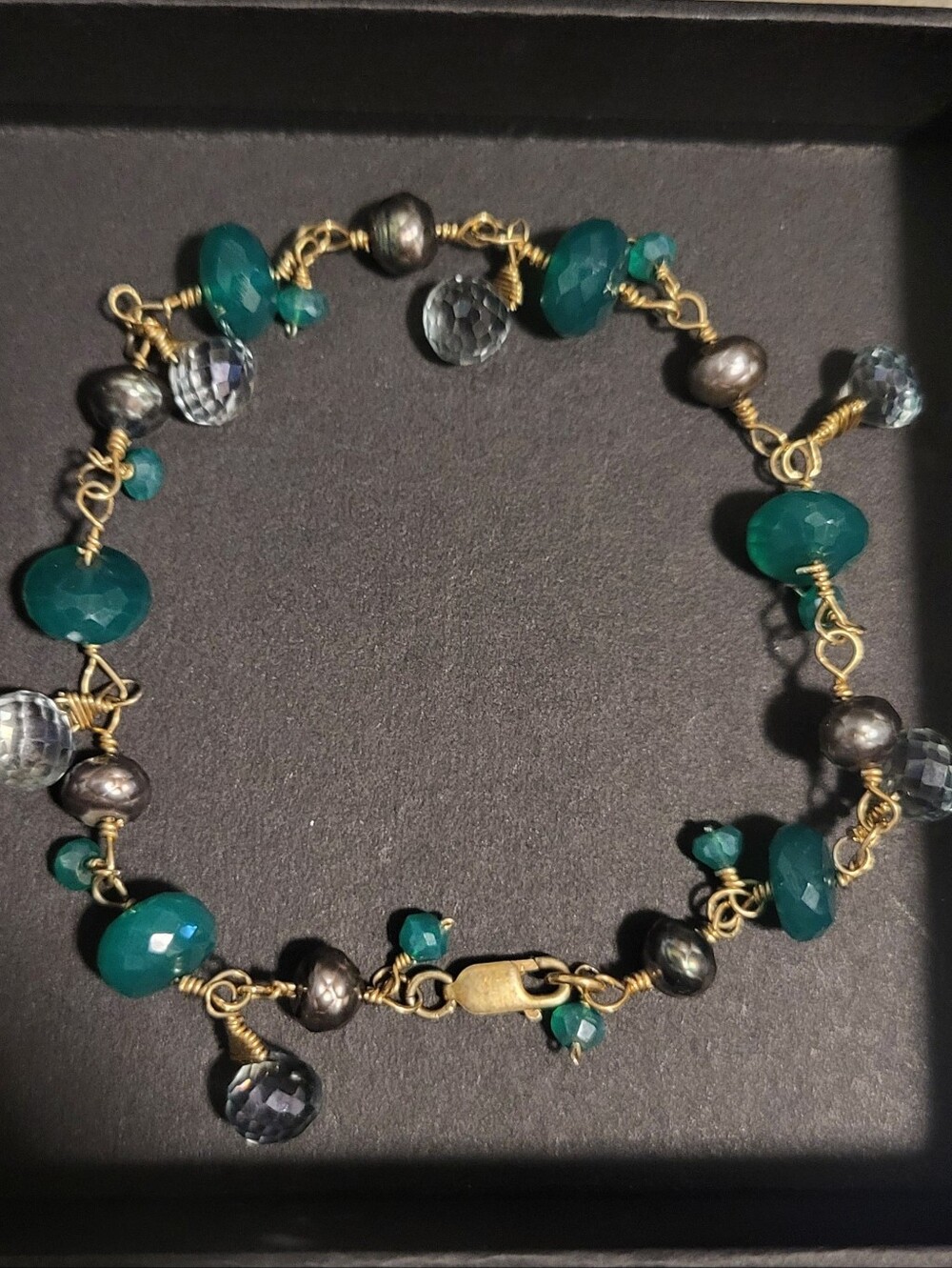 Handcrafted Emerald Color Beaded Bracelet with Gold. Boho Vibes, Classic